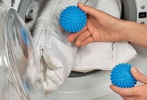 Bolas para lavar chaquetas en una máquina.