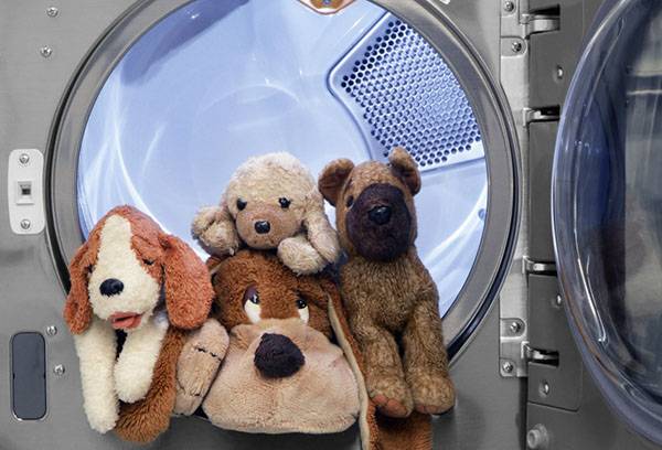 Lavar juguetes en la lavadora. 