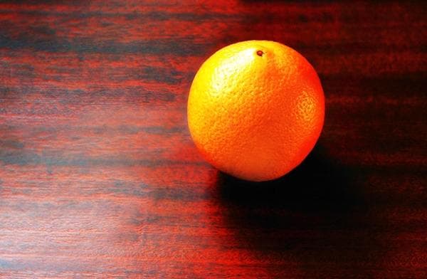 naranja en la mesa