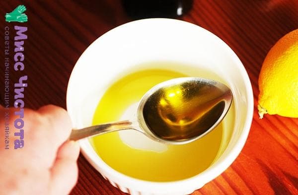 aceite de oliva y cuchara