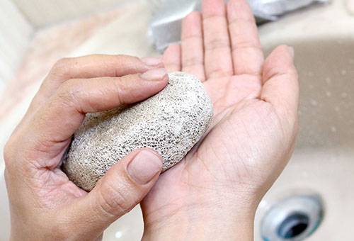 Limpiar el pegamento de las manos con piedra pómez.