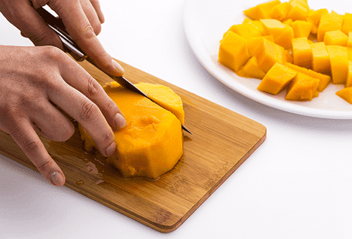 Mango sagriešana kubiņos salātiem