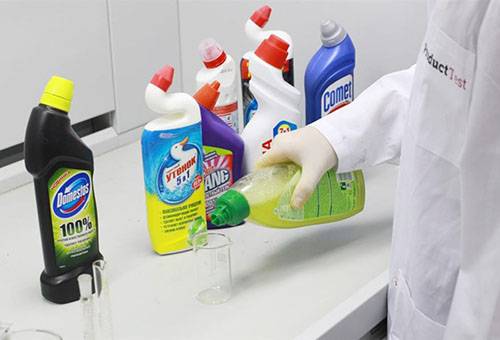 Productos químicos domésticos para la limpieza del baño.