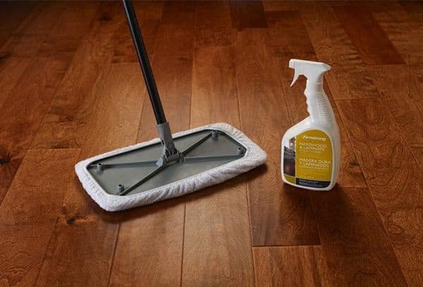 Põranda puhastamine spetsiaalsete vahenditega
