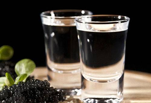 Vodka con caviar negro