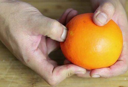 descascando uma laranja com a mão