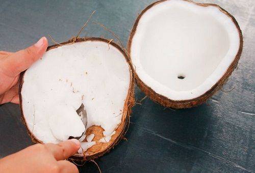 séparer la chair de la noix de coco avec une cuillère