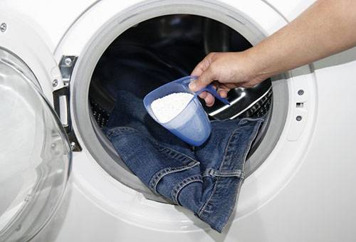 Lavar jeans en una lavadora