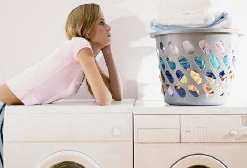 tüdruk ja pesumasinad