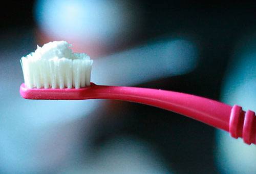 Pasta de dientes en un cepillo