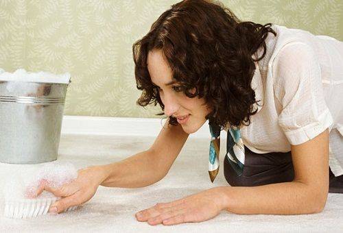 mujer haciendo limpieza húmeda