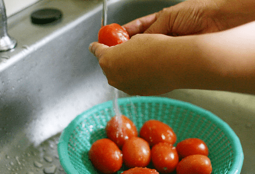 토마토 껍질 벗기기