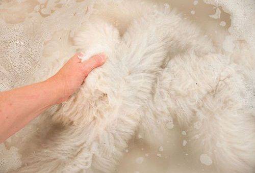 lavar productos de piel de oveja
