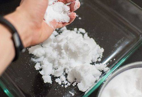 cleaning baking trays with baking soda