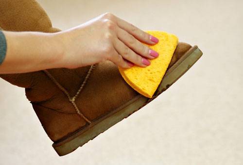 Limpiar botas UGG con un método húmedo.