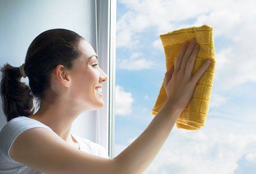 tüdruk peseb aknaid