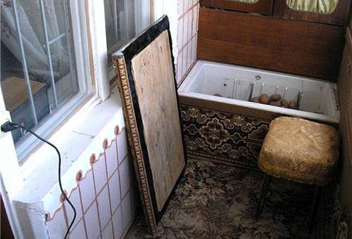 Vana külmkapp juurviljade hoidmiseks rõdul