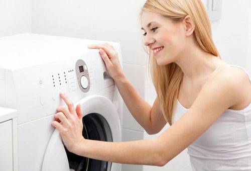 Tüdruk lülitab pesumasina välja