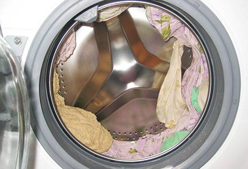 Artículos en la lavadora después del centrifugado.