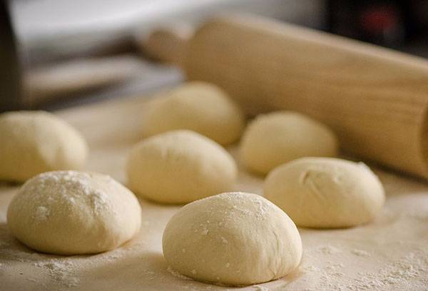 Mga bahagi ng homemade dough para sa pagyeyelo