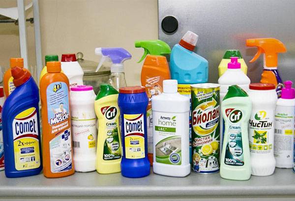 Variedad de productos de limpieza de cocina.