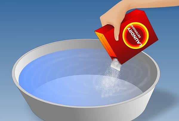 Diluir detergente en polvo en agua.