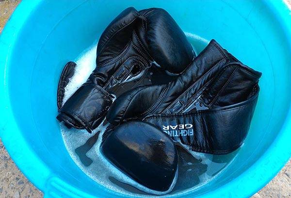 Lavar guantes de boxeo