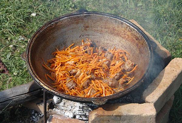 Cozinhando em um caldeirão ao ar livre