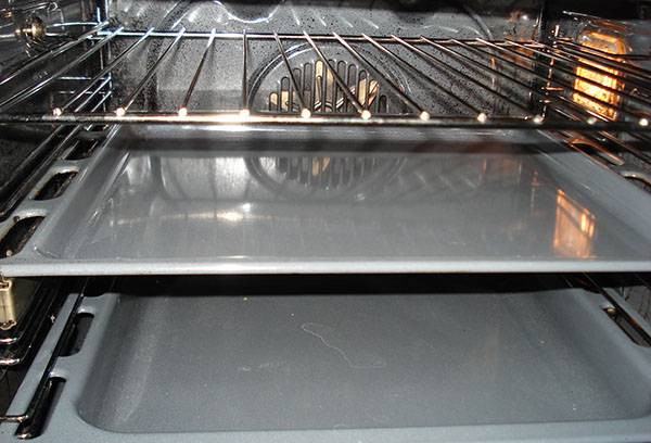 Oven na may catalytic cleaning