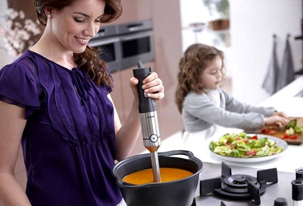 Faire une purée de soupe avec un mixeur plongeant