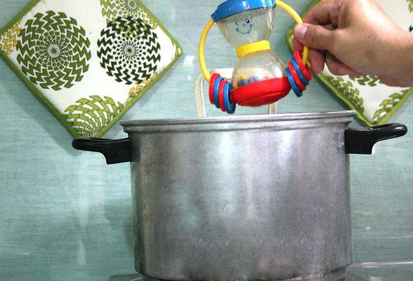 solución de jabón y refresco para desinfectar juguetes blandos