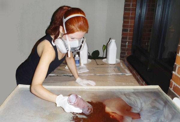 Una niña en un respirador trabaja con resina epoxi.