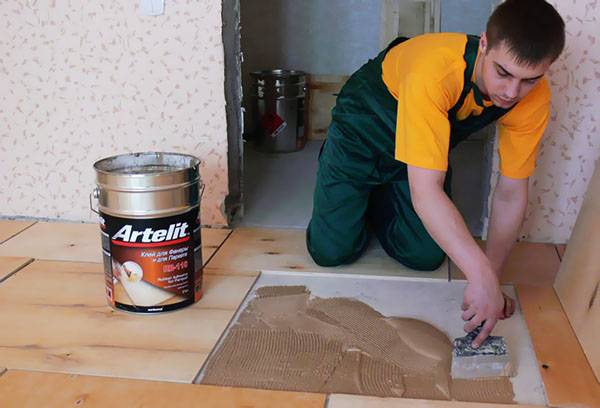 Instalación de láminas de madera contrachapada debajo de parquet.