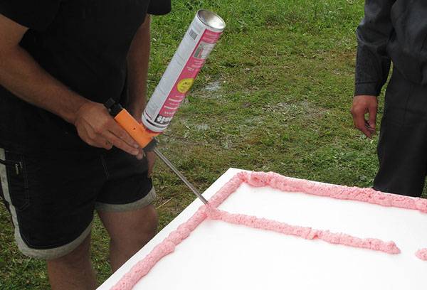 Aplicar adhesivo de espuma a espuma de poliestireno.