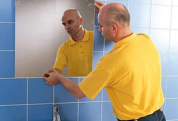 Gluing a mirror in the bathroom