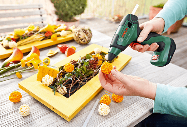 Usar una pistola de calor para crear elementos decorativos.