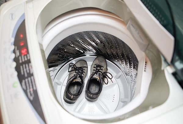Seemisnahast kingade pesemine pesumasinas