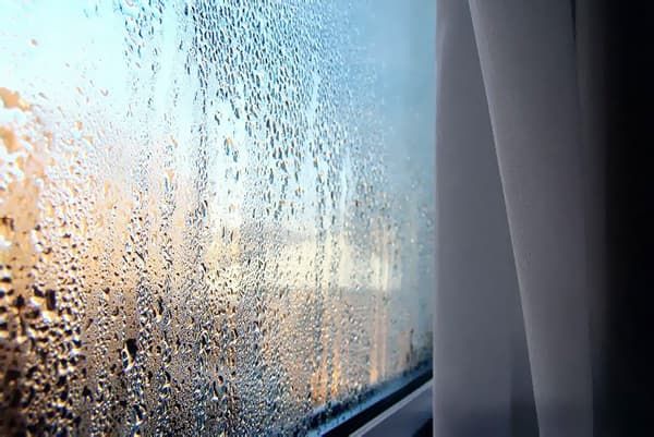 Condensación en el cristal de la ventana