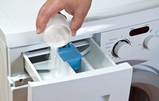 Poner polvo en la bandeja de la lavadora