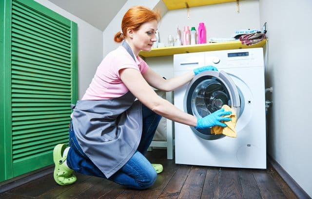 Tüdruk peseb pesumasinat