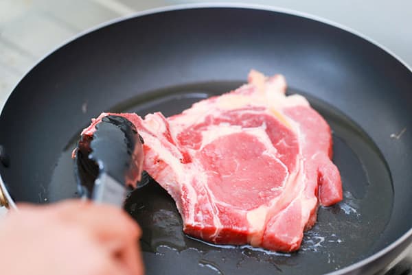 Faire frire la viande dans une poêle en téflon