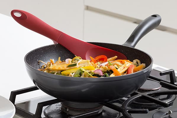 Cocinar verduras en una sartén antiadherente.