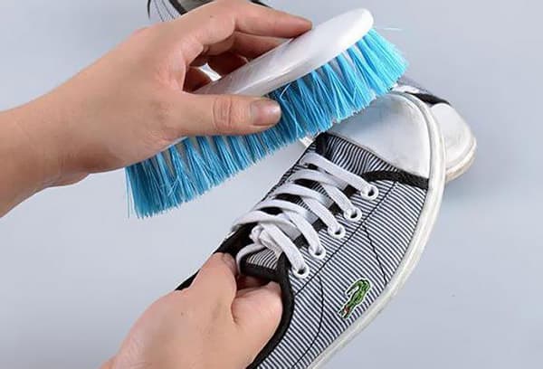 Limpiar zapatillas con un cepillo