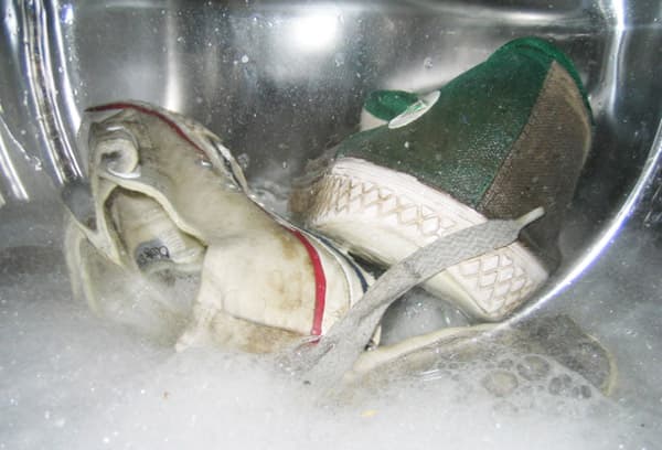 Lavar zapatillas en una lavadora.