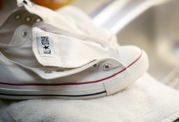 Las zapatillas se secan después del lavado.