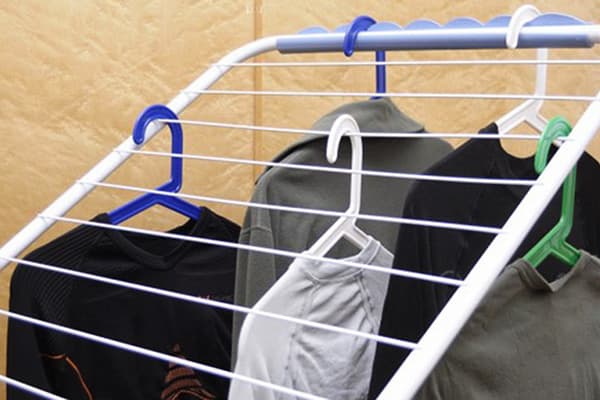 Secar la ropa interior térmica después del lavado.