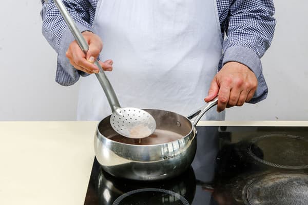 Un hombre cocina trigo sarraceno.