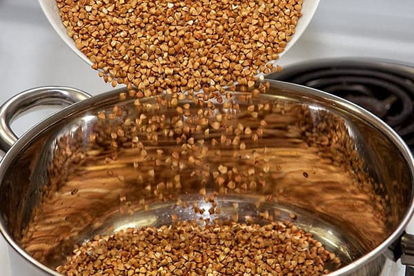 Adding buckwheat to the pan