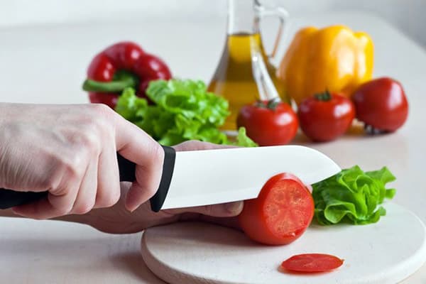 Cortar verduras con un cuchillo de cerámica.
