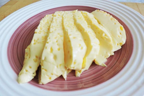 Tortilla exuberante en un plato